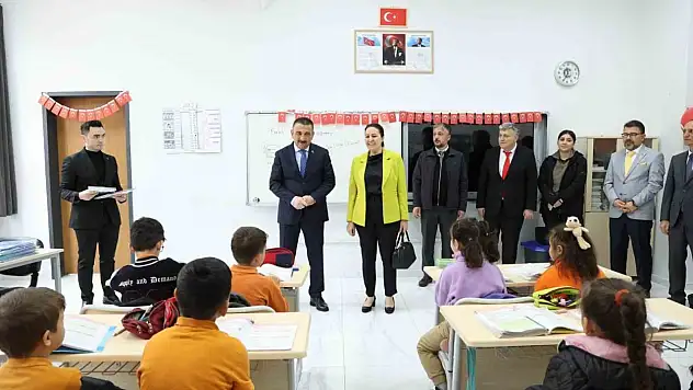 Zonguldak'ta Miniklere Bilim Dergisi Hediyesi
