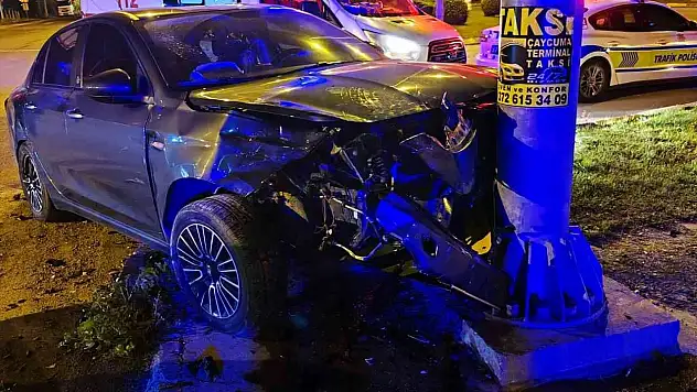 Zonguldak'ta Otomobil Yön Direğine Çarptı: 2 Yaralı