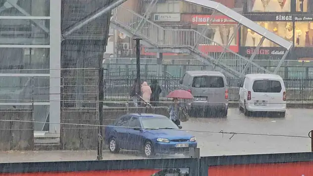 Zonguldak'ta sağanak etkili oldu, vatandaşlar saçak altlarına sığındı