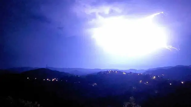 Zonguldak'ta Şimşekler Geceyi Aydınlattı
