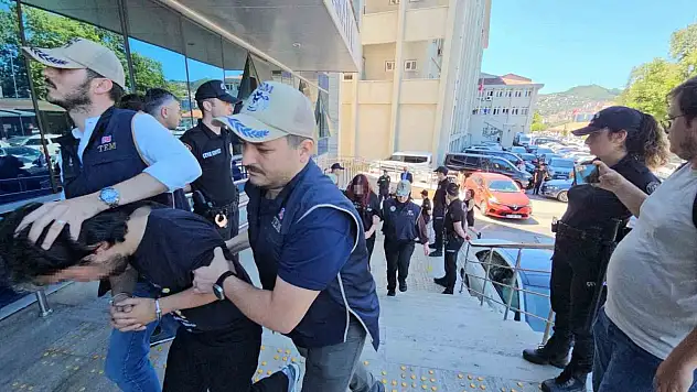 Zonguldak'ta terör örgütü operasyonunda gözaltına alınan 4 öğrenciden 3'ü tutuklandı