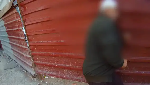 Zonguldak'ta zabıtaya direnen yaşlı adam başını defalarca demir kapıya vurdu