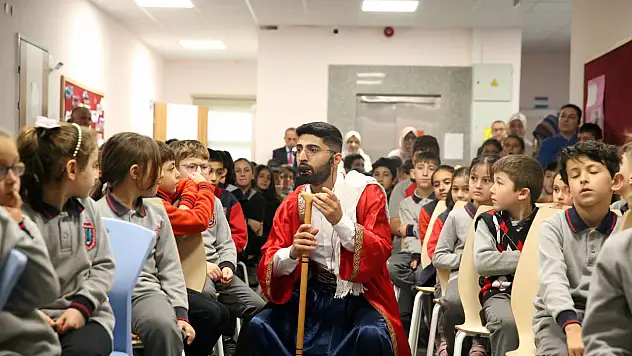 Meddah Köylerde Dinlediği Hikayeleri Derliyor