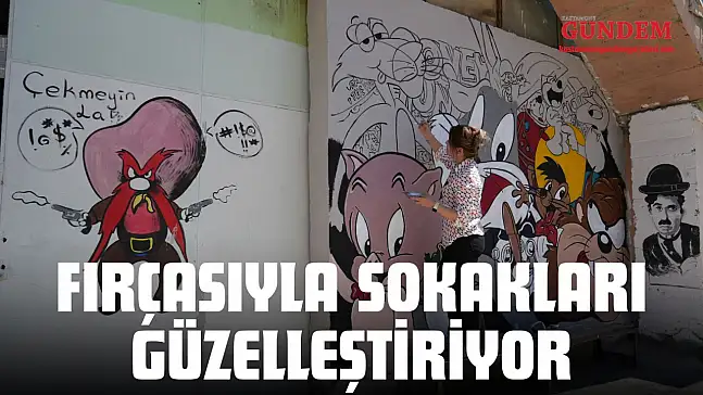 Fırçasıyla Sokakları Güzelleştiriyor