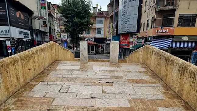 İki Adak Taşının Arasından Geçenlerin Dileği Kabul Oluyor