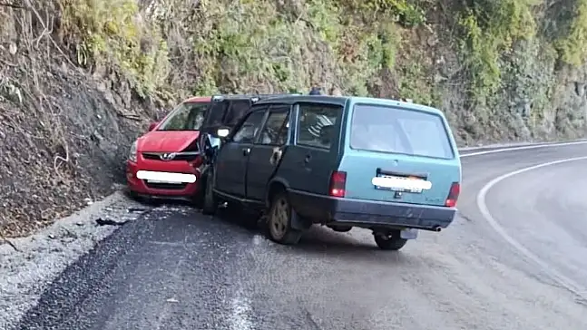 İki Otomobil Çarpıştı