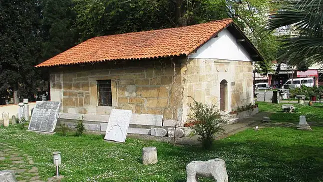 Kastamonu'da Türbenin Ardındaki Sultan