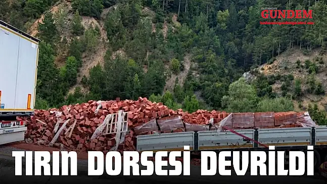 Tuğla Yüklü Tırın Dorsesi Devrildi