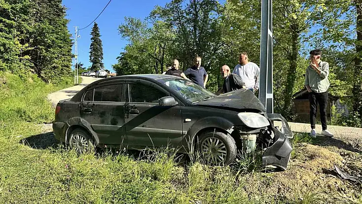 Kastamonu'da otomobil direğe çarptı: 3 yaralı