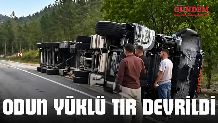 Odun Yüklü Tır Devrildi