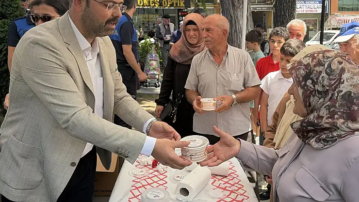 Aşure Günü Bereketi Cumhuriyet Parkı'nda Paylaşıldı