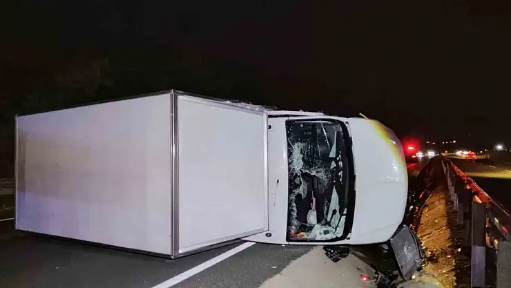 Bariyerlere çarpıp devrilen kamyonetin sürücüsü yaralandı