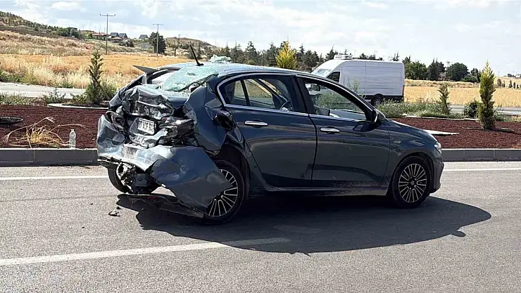 Çorum'da tır ile çarpışan otomobil kullanılmaz hale geldi