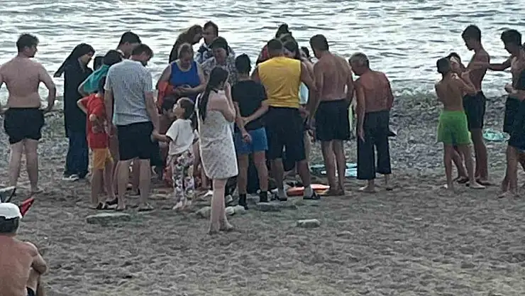 Filyos sahilinde korkutan anlar, kramp giren vatandaşı cankurtaranlar kurtardı