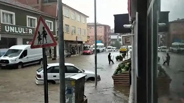Karabük'te yollar dere yatağına döndü, iş yerlerini su bastı