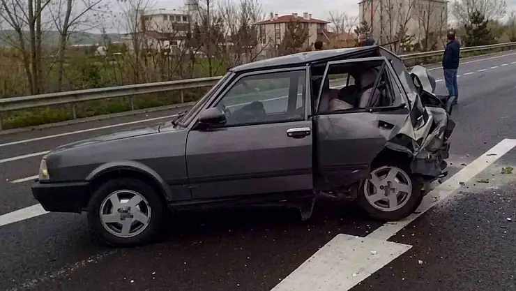 Minibüs Park Halindeki Otomobile Çarptı: 3 Ölü, 5 Yaralı