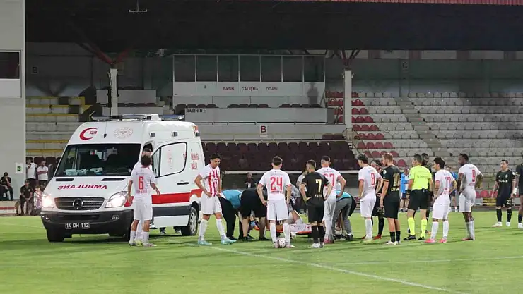 Oyuna girdi 1 dakika sonra ayağı burkuldu: Sahaya ambulans girdi