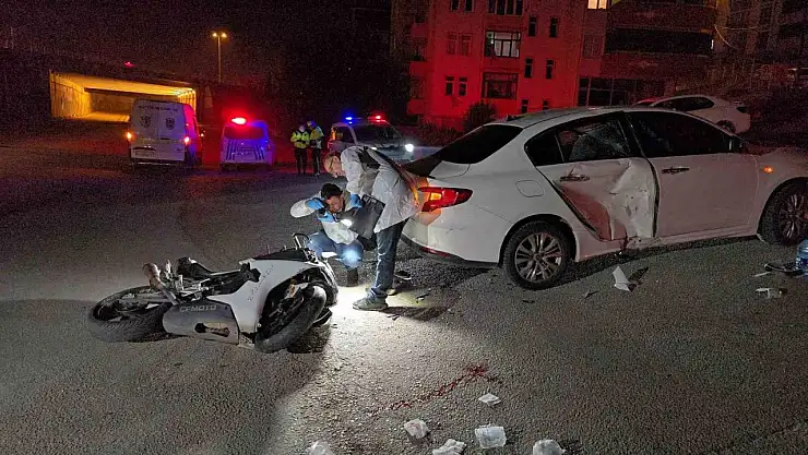 Motosiklet Otomobile Çarptı: 2 Yaralı