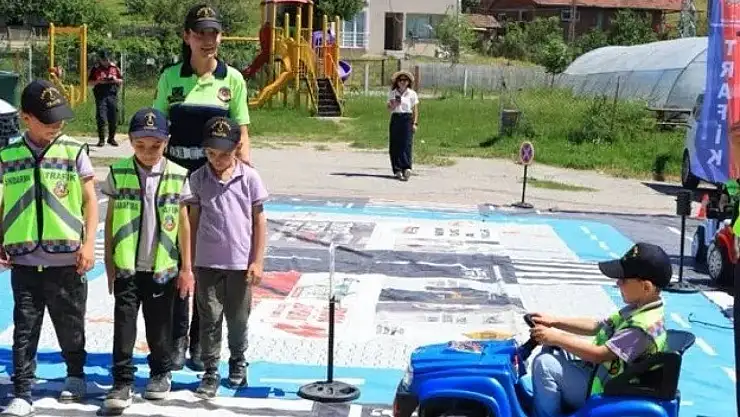 Sinop'ta jandarmadan miniklere uygulamalı trafik eğitimi