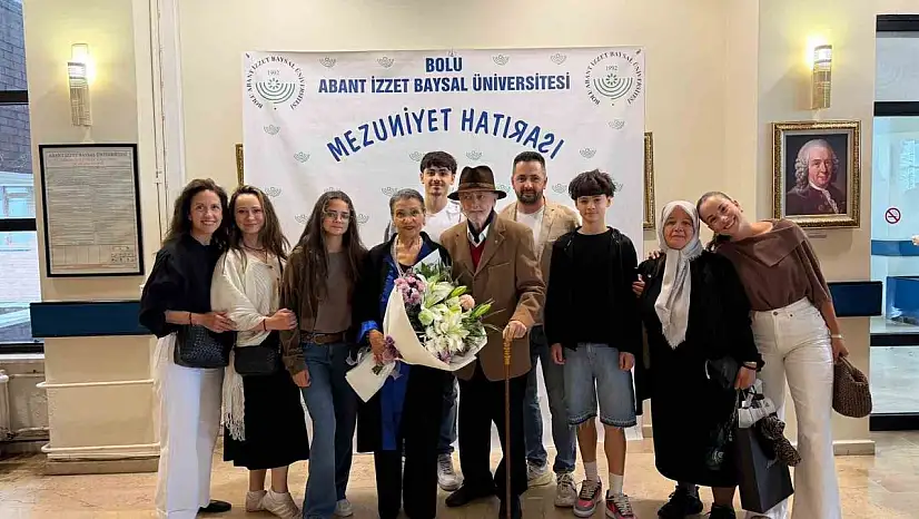 76 yaşında üniversiteden mezun oldu, azmiyle gençlere taş çıkarttı