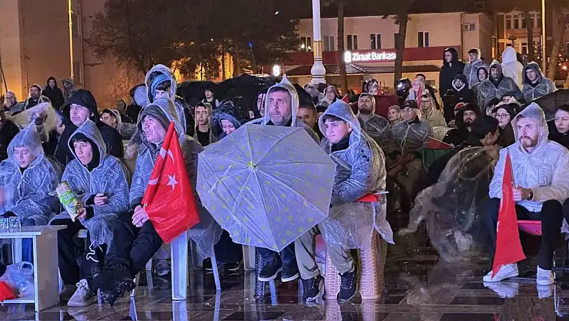 A Milli Futbol Takımı'na Yağmur Altında Destek