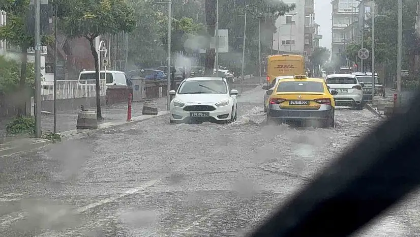 Amasra'da sağanak alarmı: Cadde ve sokaklar göle döndü