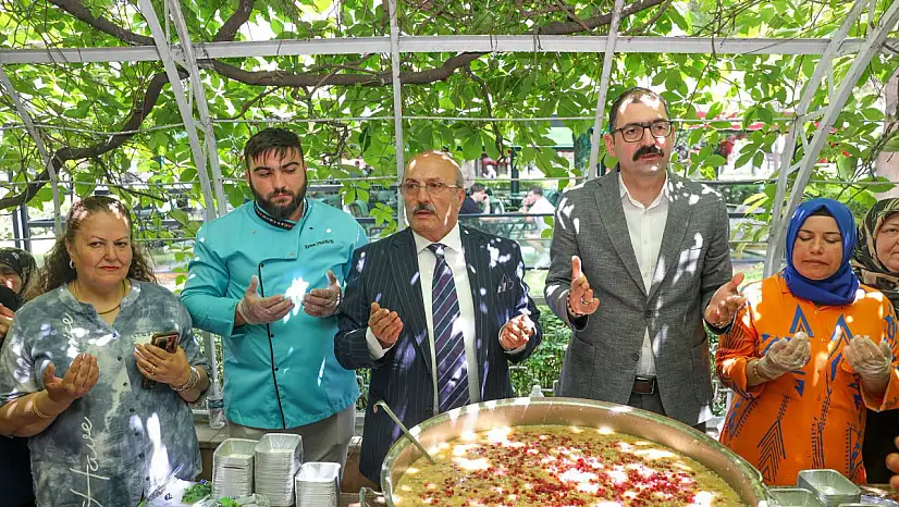 Aşure Bereketi Cumhuriyet Meydanı'nda Paylaşıldı