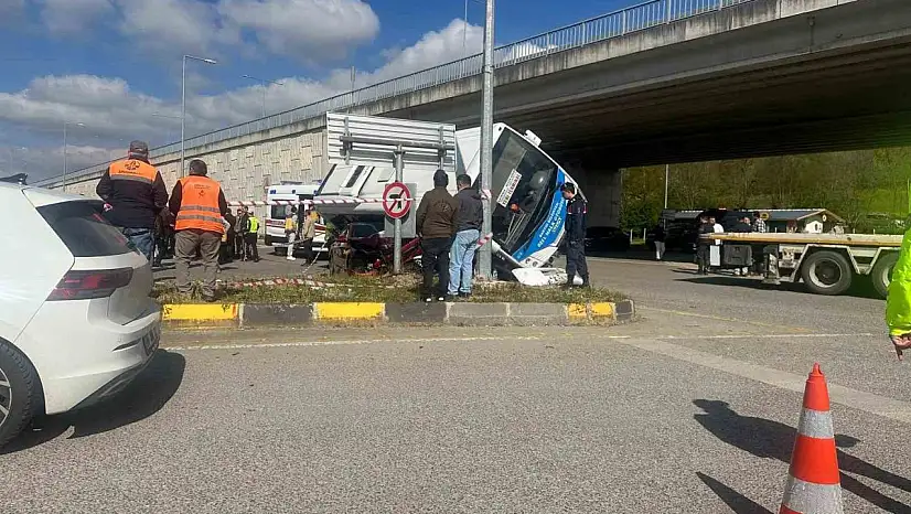 Bartın'da Halk Otobüsü Otomobilin Üzerine Devrildi: 44 Yaralı