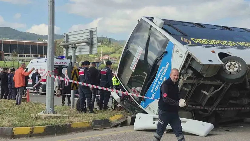 Öğrencileri Taşıyan Otobüs Otomobile Çarptı
