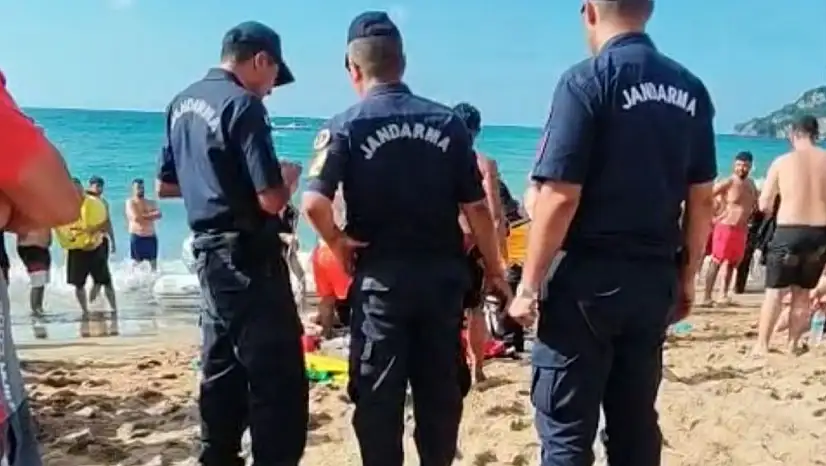 Boğulma tehlikesi geçiren genci ekiplerin müdahalesi kurtardı