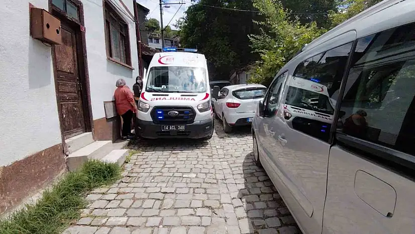 Bolu'da park edilen araçlardan ambulans sokağa giremedi: Sağlık ekipleri hastaya yürümek zorunda kaldı