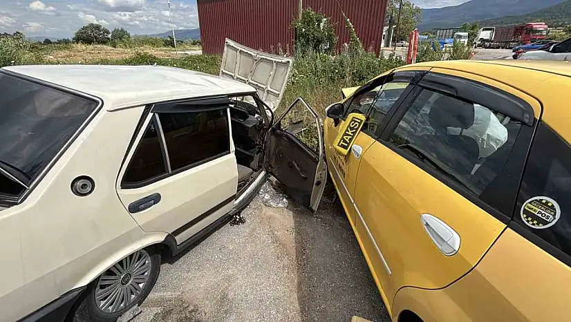 Bolu'da ticari taksi ile otomobil çarpıştı: 5 yaralı