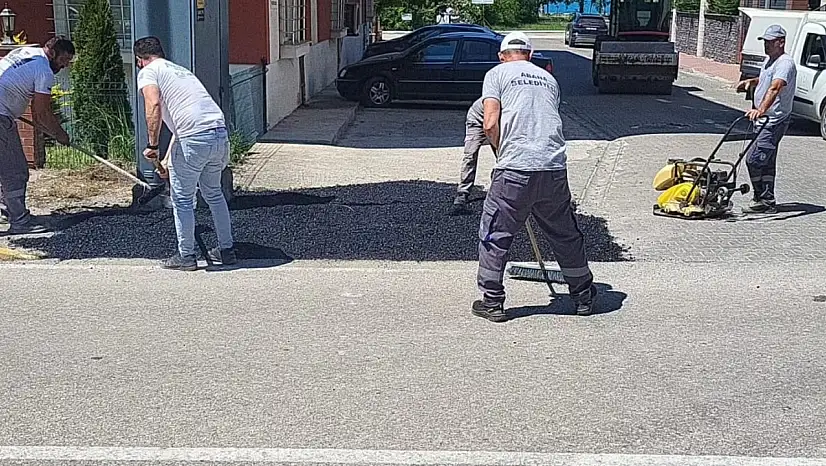 Bozuk Yol Güzergahlarında Sıcak Asfalt Çalışmaları Sürüyor
