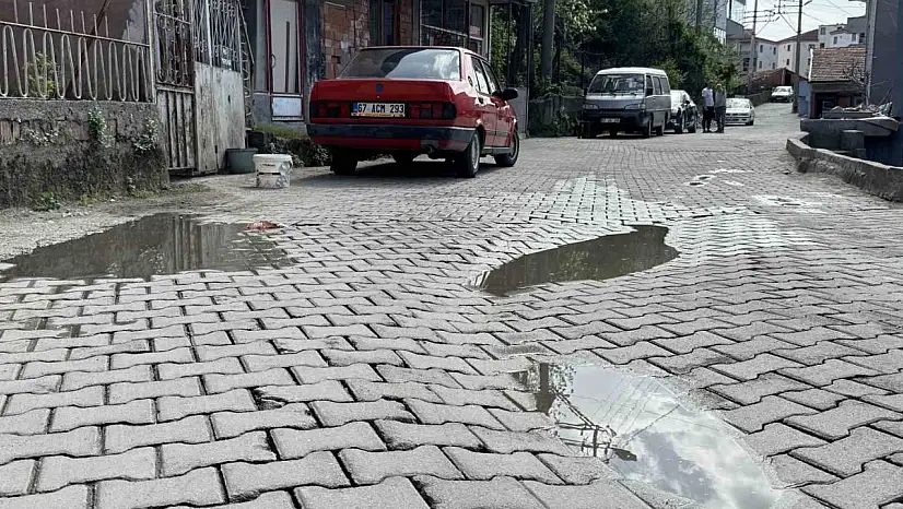 Bozuk Yolda Islanan Çocuklar İçin Tepki Gösterdi