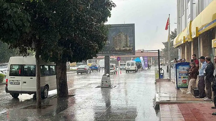 Çorum'da aniden bastıran sağanak vatandaşlara zor anlar yaşattı