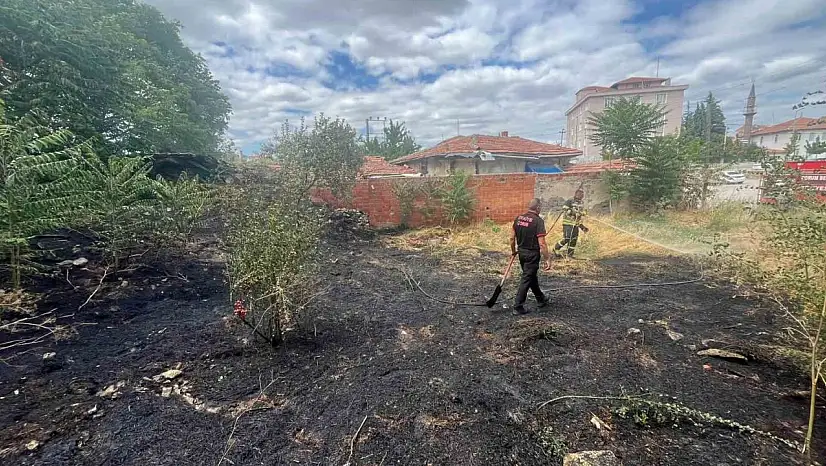 Çorum'da otluk alanda çıkan yangının evlere itfaiye önledi