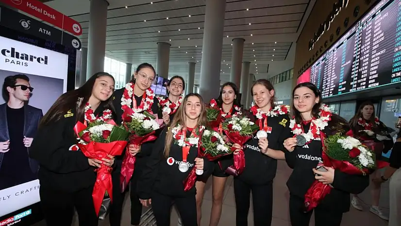Dünya İkincisi Çiçeklerle Karşılandı