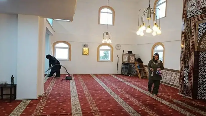 Kadınlardan imece usulü cami temizliği