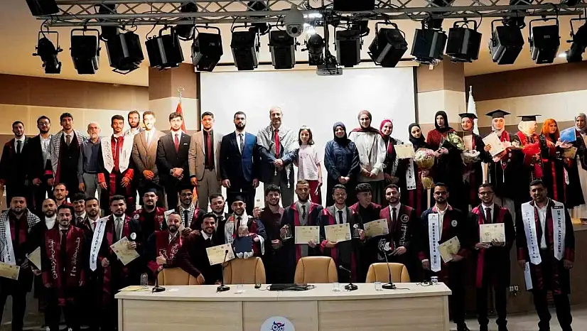 KBÜ'de Filistinli öğrenciler mezuniyet sevinci yaşadı