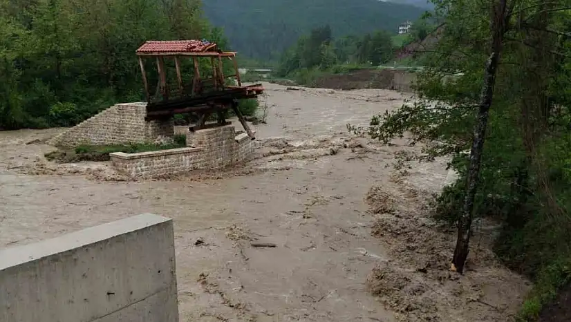 Şiddetli Yağış Nedeniyle Yürüyüş Köprüsü Sele Kapıldı