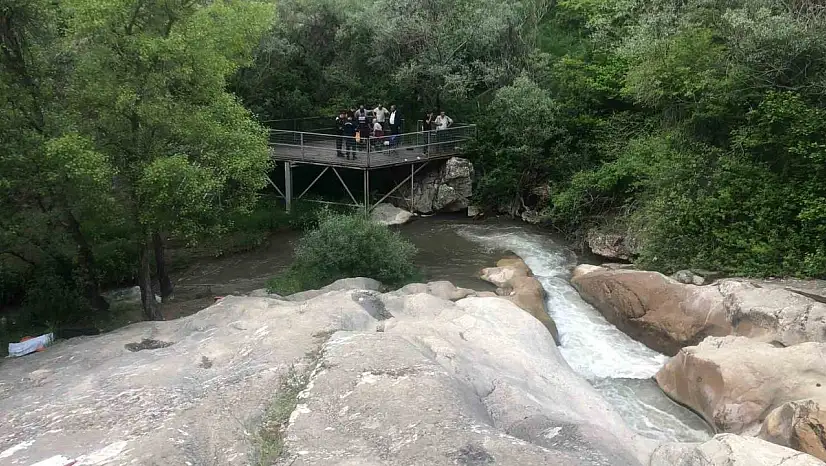 Serinlemek için gölete giren genç boğuldu