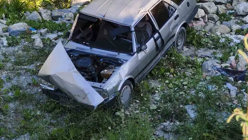Sinop'ta otomobil şarampole uçtu: 2 yaralı