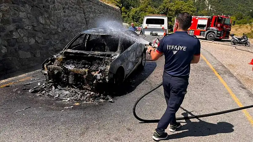 Sinop'ta Seyir Halindeyken Yanan Otomobil Kullanılamaz Hale Geldi