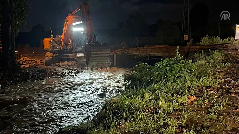 Taşkın Riskine Karşı Ekipler Dere Yataklarında Çalışma Yapıyor