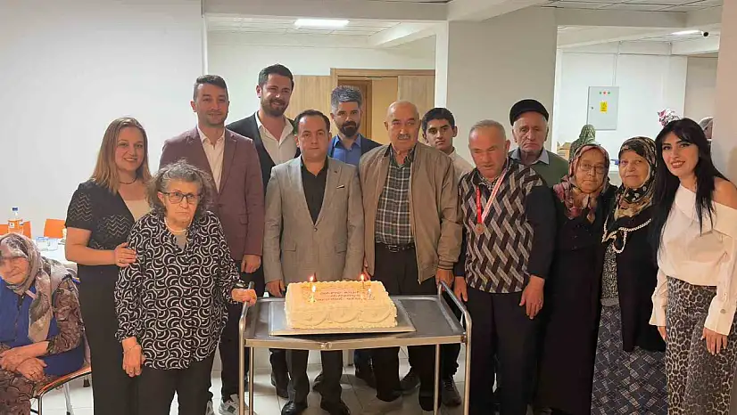 Başkan Yardımcısı Büyükacar Huzurevi Sakinleriyle Yaş Pasta Kesti