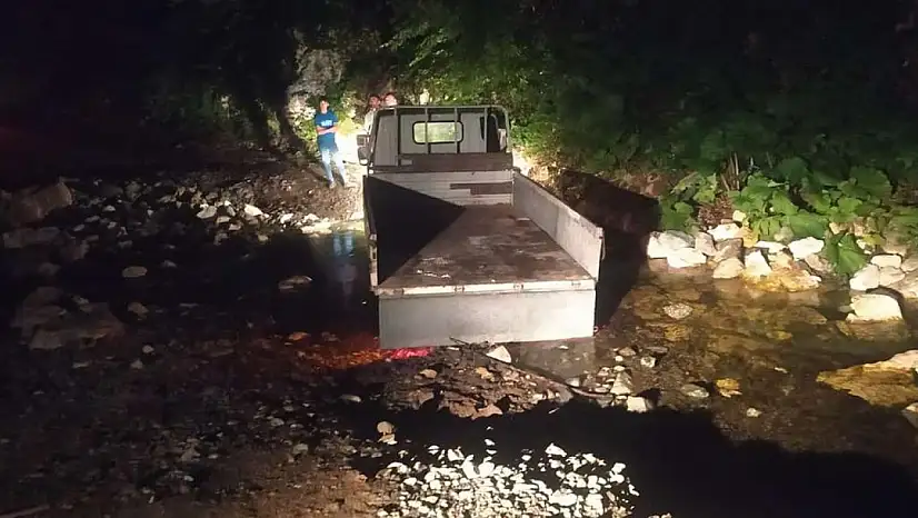 Bozuk yolda kalan araçlar, traktör yardımıyla çekiliyor