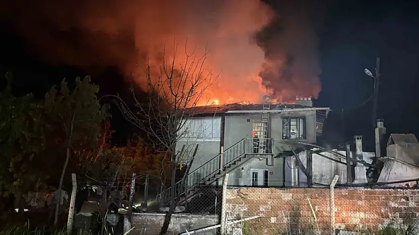 Alevlere teslim olan iki katlı ev kullanılmaz hale geldi