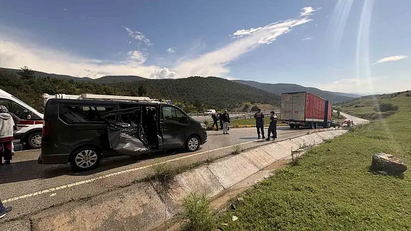 D100'de Feci Kaza: 5 Yaralı!
