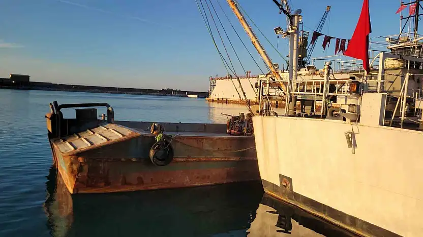 Balıkçıları Kurtaran Tekne İnebolu Limanı'na Çekildi