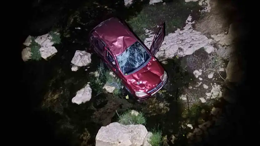 Otomobil Çaya Uçtu, Yaralılar Var!